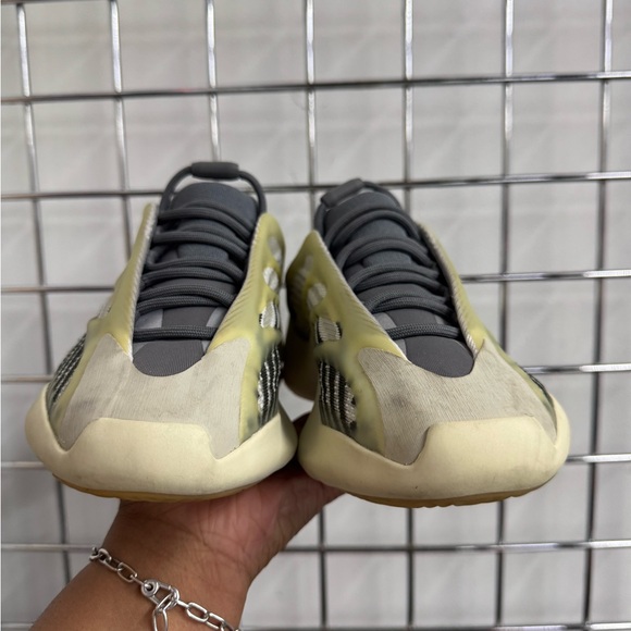 Adidas Men’s Yeezy 700 V3 ‘Fade Salt’ size 7 - Picture 6 of 9
